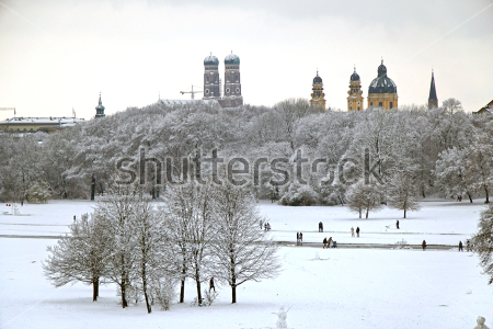 Картина Красивый зимний пейзаж Мюнхена с башнями и куполами соборов на дальнем плане 