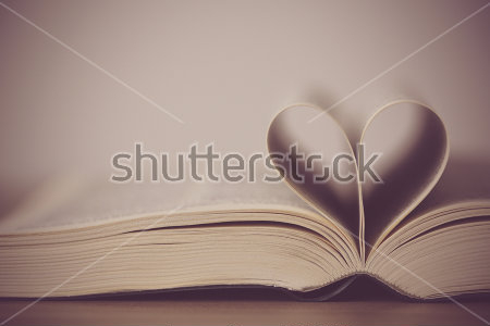 Постер Загнутые в сердечко страницы раскрытой книги  