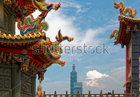 Картина Вид на красочные карнизы тайваньского храма, украшенного скульптурами Драконов и Фениксов, на фоне небоскрёбов современного города вдали 