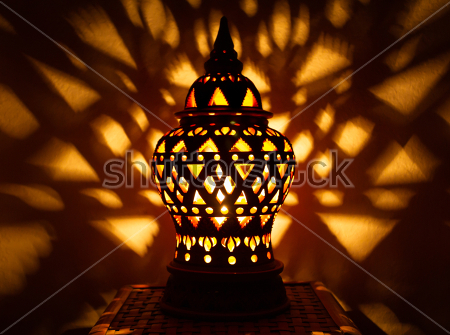 Картина маслом Светящийся светильник на фоне теней и бликов света на стене 