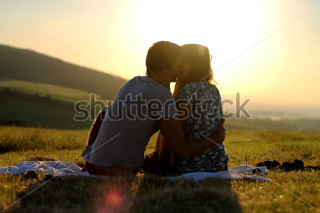 Картина Влюблённые на фоне красивого пейзажа в лучах закатного солнца 