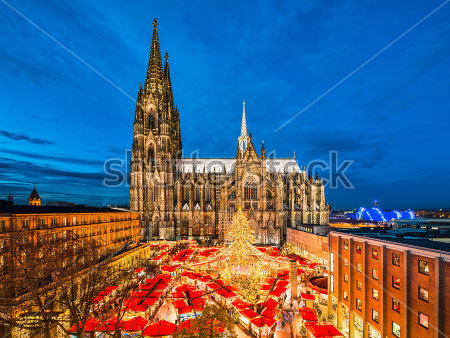 Картина Рождественская ярмарка перед Кёльнским собором  в красивом ночном освещении 