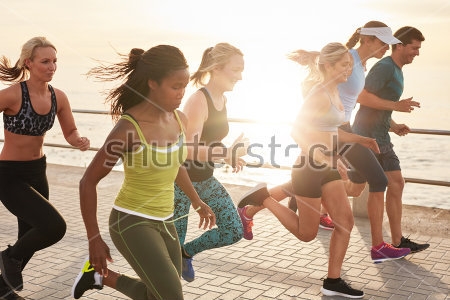 Постер Группа молодых людей спринтеров, бегущих по набережной в лучах заката 
