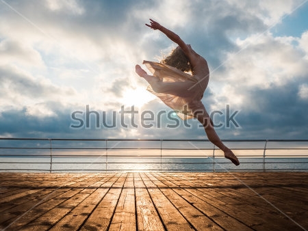 Постер Балерина в прыжке на фоне моря и неба 