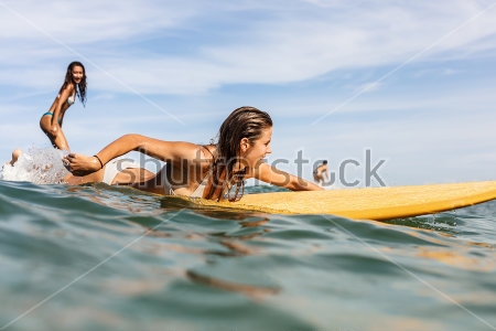 Картина маслом Счастливые девушки катаются на досках для сёрфинга в море 