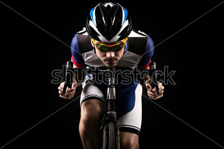 Картина Сосредоточенный велогонщик в очках и шлеме на чёрном фоне 