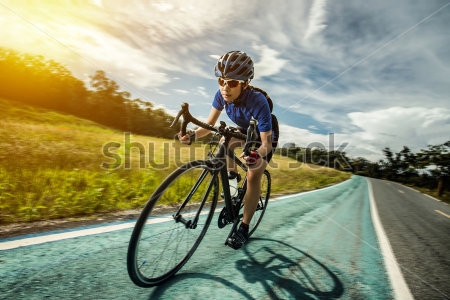 Картина Девушка велосипедистка тренируется на велодорожке под открытым небом 