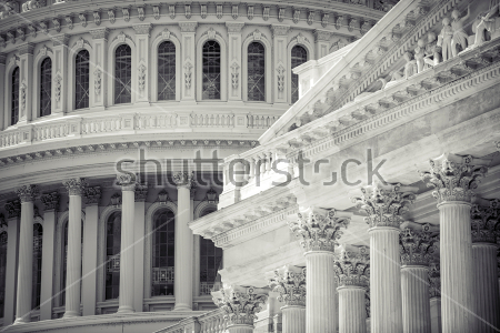 Постер Вид на колоннаду и арочные окна Капитолия и здание Сената с классическими колоннами и барельефом в Вашингтоне  