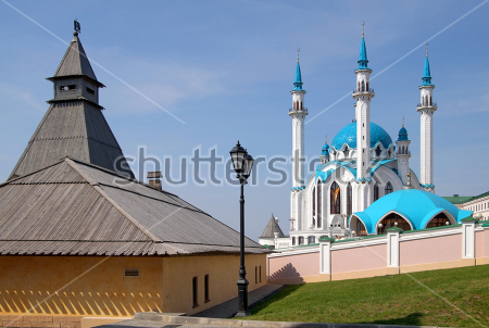 Картина Красивый архитектурный пейзаж с видом на мечеть Кул-Шариф и башню Казанского кремля в Казани 