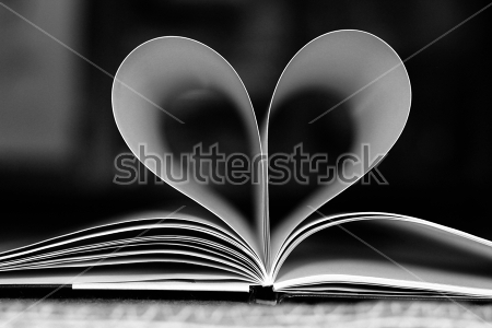 Постер Загнутые в форму сердца страницы книги  