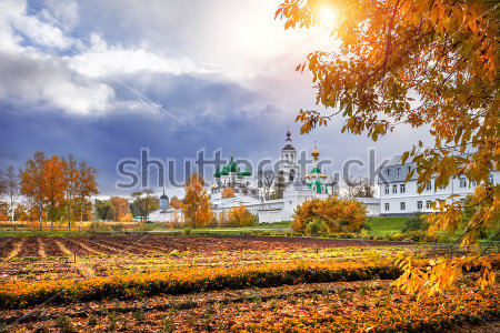 Картина Красивая золотая осень в Толгском женском монастыре Ярославля с льющимся солнечным светом из-за облаков 
