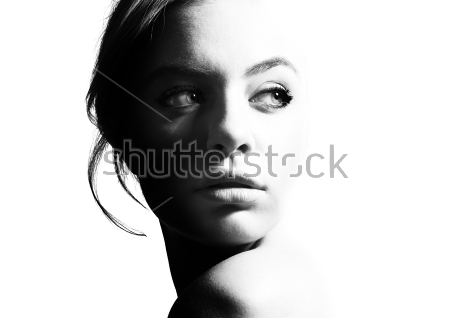 Картина Чёрно-белый портрет девушки в игре контраста света и тени 