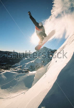 Картина Сноубордист парит в воздухе в момент эффектного прыжка с высокой горы на фоне прекрасного заснеженного пейзажа 