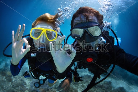 Картина Молодая пара дайверов с аквалангами показывают знак, что всё у них отлично 
