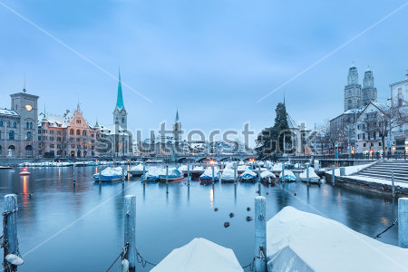 Картина Зимний пейзаж Цюриха с видом на соборы Старого города со стороны набережной реки Лиммат с лодками 