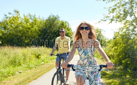 Картина маслом Молодая счастливая пара на велосипедной прогулке в красивом зелёном парке  