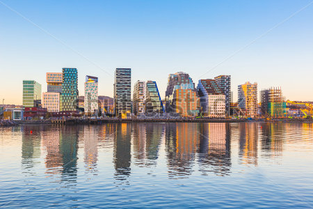 Картина Панорама на современные здания в Осло с отражением в воде 