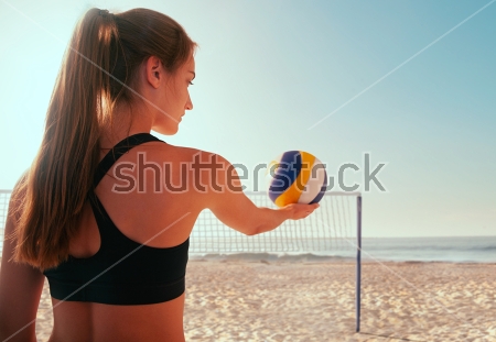 Картина Красивая девушка с волейбольным мячом на фоне сетки пляжного волейбола 