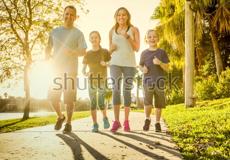 Постер Счастливая семья вместе тренируется бегом на открытом воздухе 