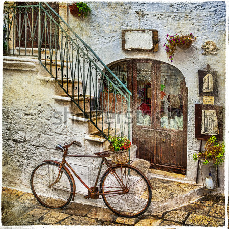 Картина Уютный маленький итальянский дворик с велосипедом, лестницей и горшечными цветами 