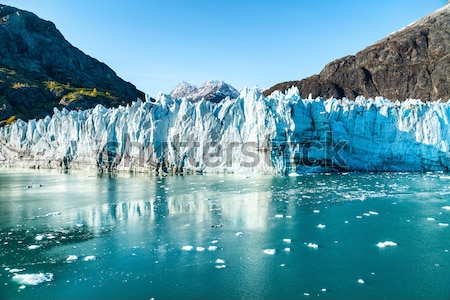 Постер Ледниковое озеро и голубые льды ледника Джонса Хопкинса в Национальном парке Глейшер-бей в США  