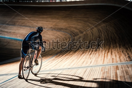 Картина Велогонщик на велодроме в лучах прожекторного света 