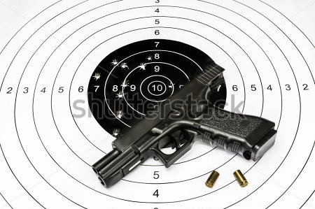 Картина Спортивная стрельба по мишеням - пистолет и пули лежат на мишени 