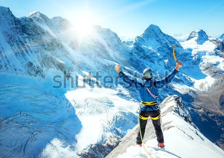 Постер Альпинист на вершине любуется роскошным видом заснеженных скал  