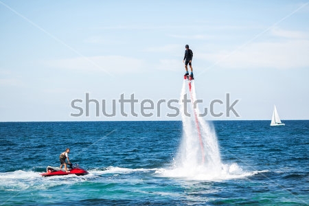 Картина Человек взлетает как ракета из воды в открытом море 