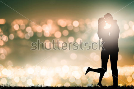 Картина Силуэт влюблённой пары на фоне светящихся бликов золотого света 