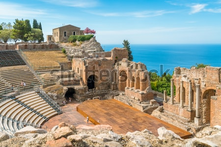 Картина маслом Руины античного греческого театра в Таормине на побережье Средиземного моря (Сицилия, Южная Италия) 
