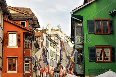 Картина маслом Живописная улочка с разноцветными домами и флагами в центре Цюриха 