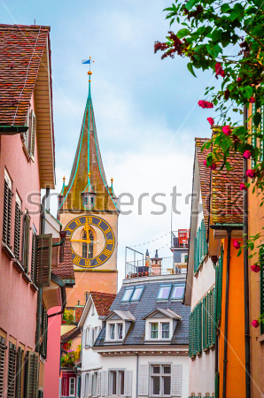 Картина Красивая уютная улица с видом на часовню церкви Святого Петра в центре Цюриха 