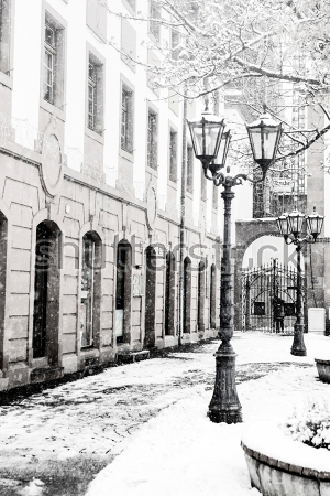 Картина Зима в Майнце - уютный дворик с фонарями  