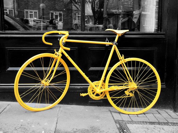 Постер Жёлтый велосиед на черно-белом фоне 