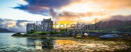 Постер Великолепная панорама с замком Эйлен-Донан на закате (Шотландия)  