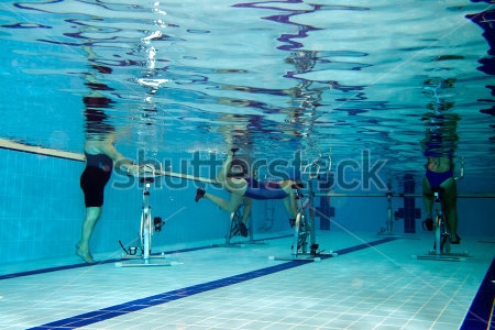 Картина маслом Тренировка на аквабайках в бассейне 