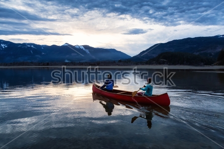 Картина Двое в каноэ плывут по красивой реке в горах 