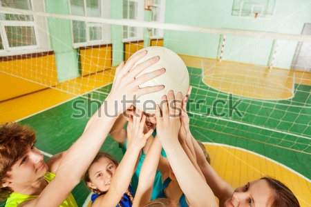 Картина Дети играют в волейбол в спортзале 