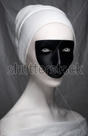 Картина Портрет красивой молодой девушки с чёрно-белым макияжем боди-арт на лице и белых одеждах 