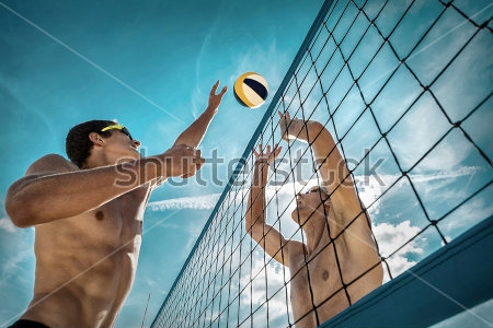 Картина Два волейболиста борются за мяч над сеткой 