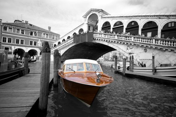 Постер Лодка на фоне венецианского моста  