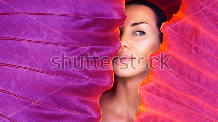 Картина Красивая девушка выглядывает из створок фиолетовых листьев в композиции - жемчужина  в раковине 