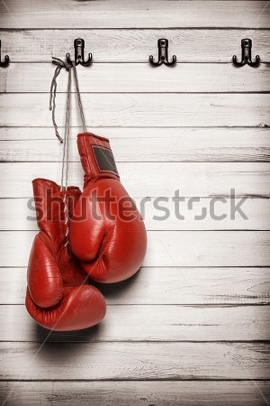 Картина Красные боксёрские перчатки висят на деревянной стене 