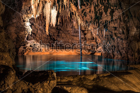 Постер Лазурное озеро и сталактиты в подземной пещере Окинавы, Япония  