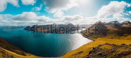 Постер Панорамный вид красивых Фарерских островов в солнечный весенний день (Дания) 