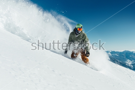 Картина Скоростной спуск на сноуборде в красивом шлейфе снежной пыли 