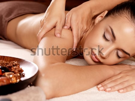 Постер Красивая девушка на сеансе расслабляющего массажа в спа-салоне 