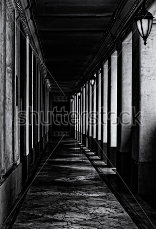 Постер Красивый мраморный коридор с колоннами и фонарями  