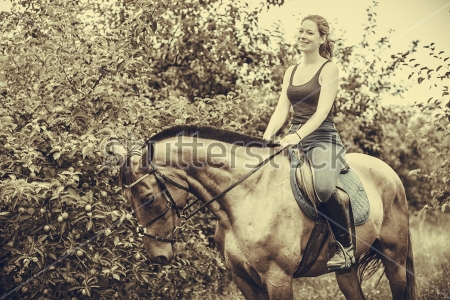 Картина Девушка на лошади гуляет по саду 